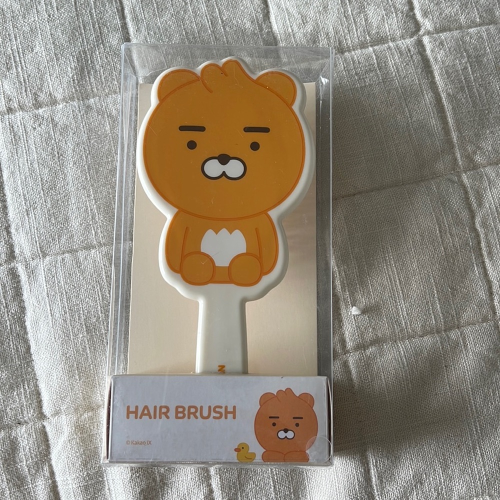 A bear hairbrush